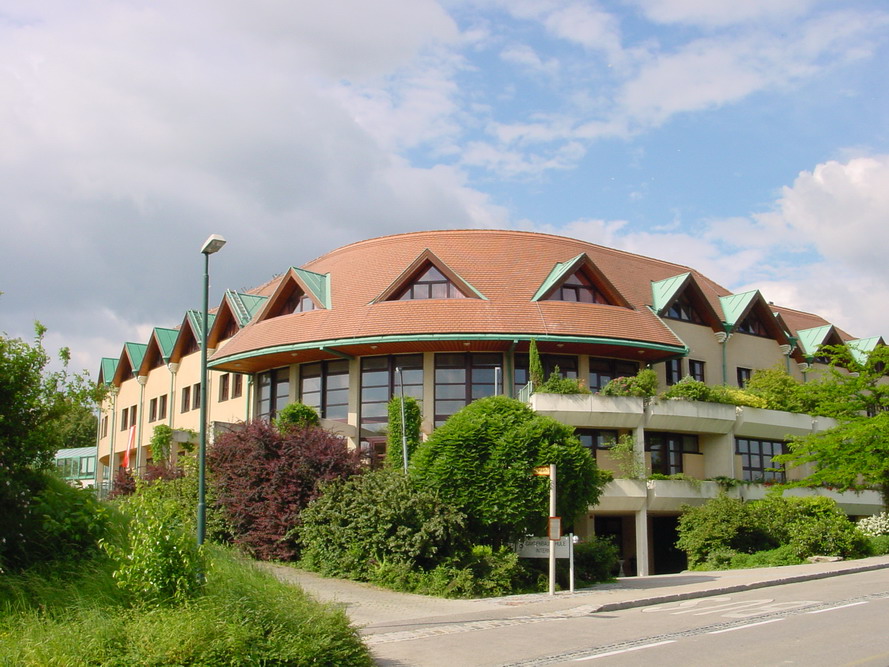 Blick auf den Haupteingang des Internats des Gartenbauschule Langenlois- Kremserstraße 33