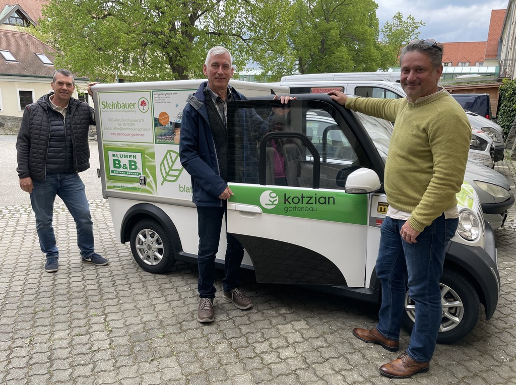 FOTO (von links): 
Das neue Elektroauto ARI mit Betriebsleiter Christian Kittenberger sowie Direktor Franz Fuger (Fachschule) und der Schulleiter der Gartenbauberufsschule Andreas Kovac 
z.V.g. Gartenbauschule Langenlois